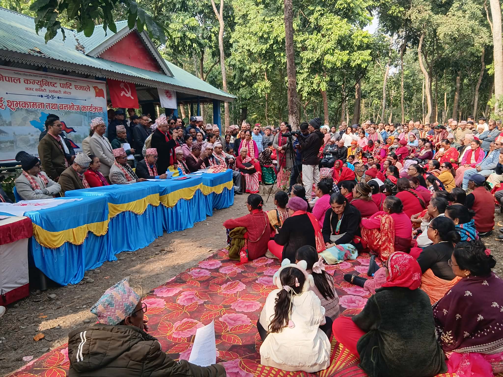 उर्लाबारीमा एमालेको शक्ति प्रदर्शनः निर्वाचित केन्द्रीय नेताहरूलाई सम्मानसहित भव्य वनभोज