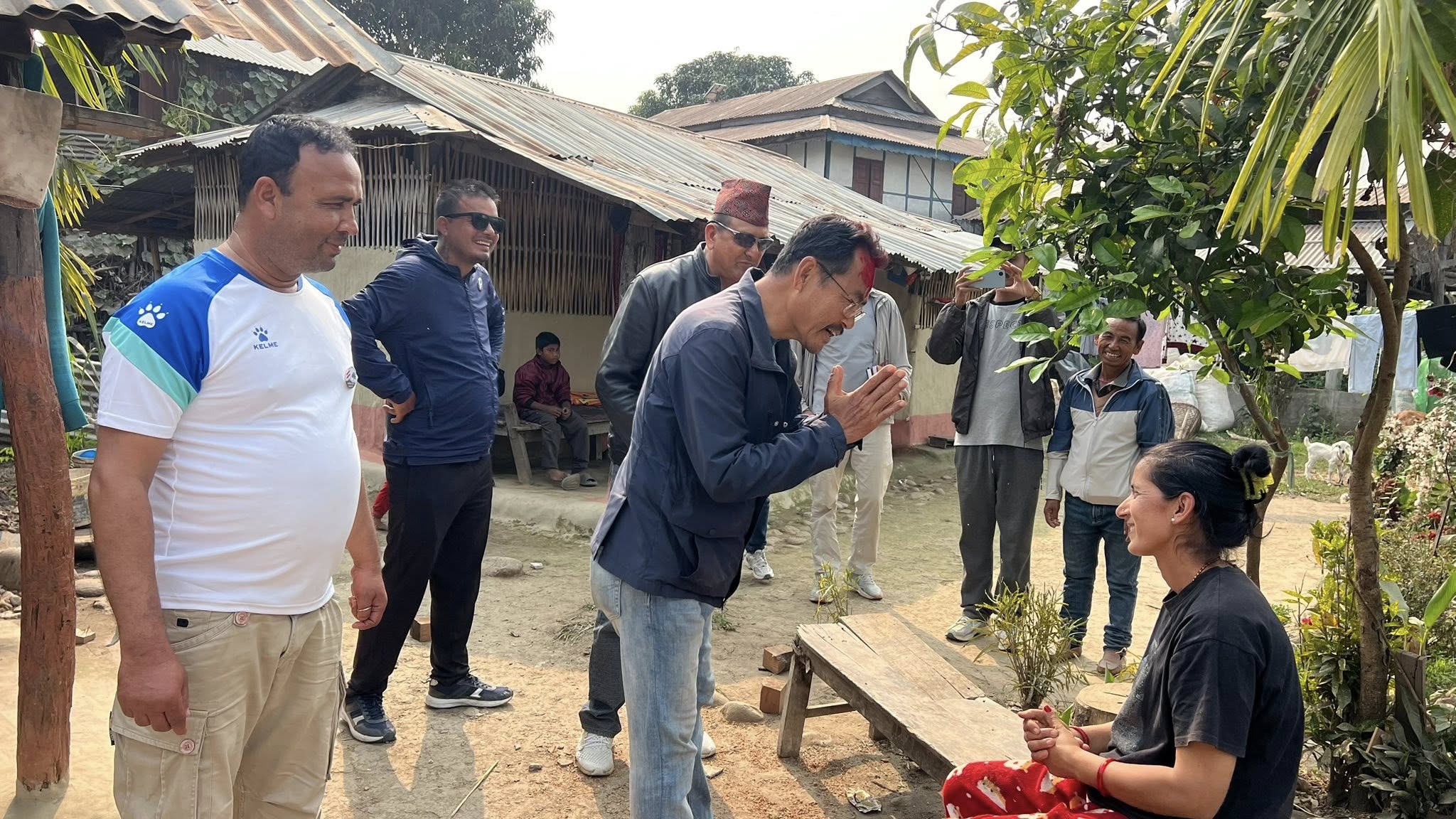 समस्या समाधानको प्रतिबद्धता जनाउँदै कांग्रेस उम्मेदवार फागो घरदैलोमा